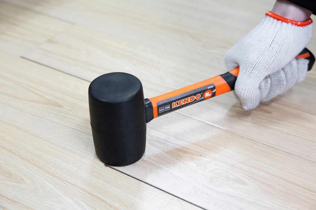 Kendo Gummihammer Schwarz 450g - Schonhammer - Hartgummihammer mit Soft Grip Fiberglasstil