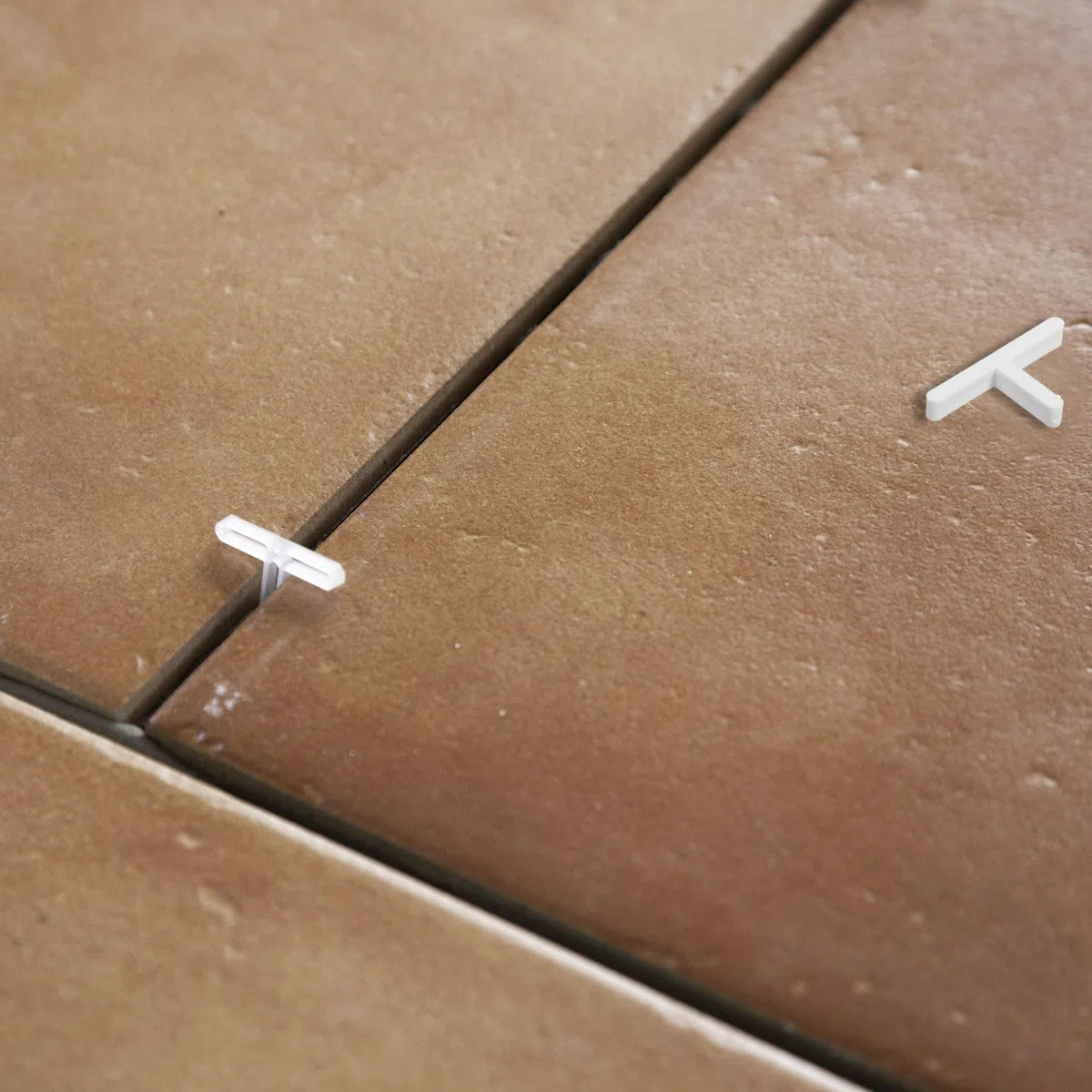 QUARKZMAN Fugenkreuze für Terrassenplatten 5mm - 400 Stück "T" - From Fliesenkreuze Abstandshalter, Kreuze im Außenbereich für Platten Pflaster Terrasse Balkon